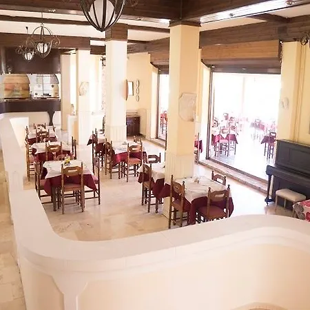 Otel Pantheon Hall 2*